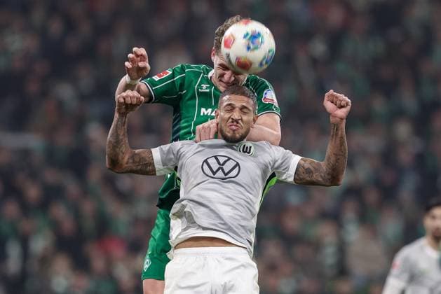 Jens Stage SV Werder Bremen, 6 and Vinicius Souza VfL Wolfsburg, 5 in header duel, header, duel, action, action, match scene, THE DFL GUIDELINES PROHIBIT ANY USE OF PHOTOGRAPHS AS IMAGE SEQUENCES AND OR QUASI VIDEO DFL REGULATIONS PROHIBIT ANY USE OF PHOTOGRAPHS AS IMAGE SEQUENCES AND OR QUASI VIDEO , 07 11 2025, Bremen Germany , Football, Bundesliga, SV Werder Bremen VfL Wolfsburg xobx