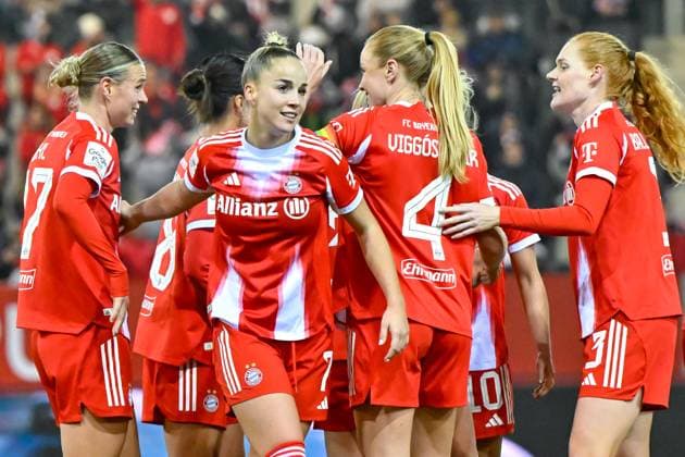 FC Bayern players with goal celebration, celebrate the goal, goal, celebration, celebration, celebration of the goal to 3 0 by Giulia GWINN FC Bayern Muenchen, FCB, 7 3 v li , optimistic, action, Action, 07 11 2025, Munich Germany , Soccer, Google Pixel Women Bundesliga, FC Bayern München 1 FC Union Berlin, DFB DFL REGULATIONS PROHIBIT ANY USE OF PHOTOGRAPHS AS IMAGE SEQUENCES AND OR QUASI VIDEO xslx