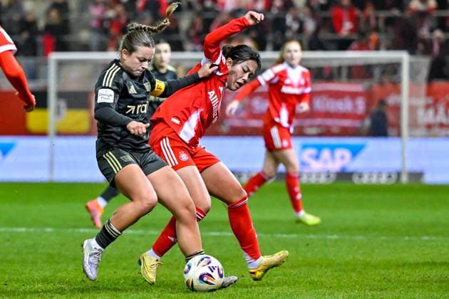 v li Lisa Heiseler Union Berlin, 7 Momoko TANAKINAWA FC Bayern Muenchen, FCB, 18 in duel, duel, tackle, dynamics, action, action, 07 11 2025, Munich Germany , Football, Google Pixel Women Bundesliga, FC Bayern München 1 FC Union Berlin, DFB DFL REGULATIONS PROHIBIT ANY USE OF PHOTOGRAPHS AS IMAGE SEQUENCES AND OR QUASI VIDEO xslx
