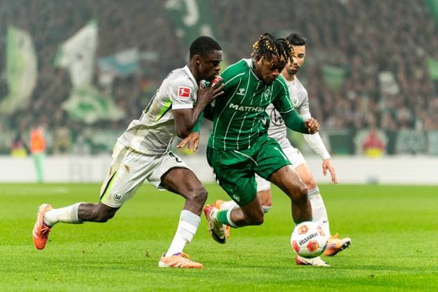 Samuel Mbangula SV Werder Bremen, 07 in duel, fight for the ball with Sael Kumbedi VfL Wolfsburg, 26 , GER, SV Werder Bremen vs VfL Wolfsburg, Football, Bundesliga, Matchday 10, Season 2025 2026, 07 11 2025 DFL REGULATES PROHIBIT ANY USE OF PHOTOGRAPHS AS IMAGE SEQUENCES AND OR QUASI VIDEO GER, SV Werder Bremen vs VfL Wolfsburg, Football, Bundesliga, Matchday 10, Season 2025 2026, 07 11 2025 Bremen Copyright: xEibner-Pressefoto MaxxVincenx EP_MVN