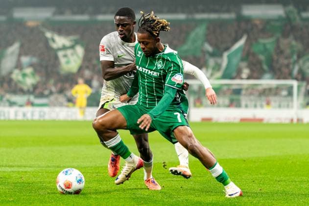 Samuel Mbangula SV Werder Bremen, 07 in duel, fight for the ball with Sael Kumbedi VfL Wolfsburg, 26 , GER, SV Werder Bremen vs VfL Wolfsburg, Football, Bundesliga, Matchday 10, Season 2025 2026, 07 11 2025 DFL REGULATES PROHIBIT ANY USE OF PHOTOGRAPHS AS IMAGE SEQUENCES AND OR QUASI VIDEO GER, SV Werder Bremen vs VfL Wolfsburg, Football, Bundesliga, Matchday 10, Season 2025 2026, 07 11 2025 Bremen Copyright: xEibner-Pressefoto MaxxVincenx EP_MVN