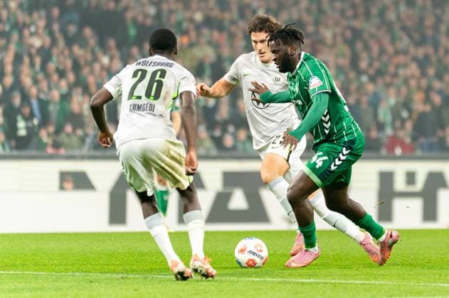 Victor Boniface SV Werder Bremen, 44 dribbling against Sael Kumbedi VfL Wolfsburg, 26 , GER, SV Werder Bremen vs VfL Wolfsburg, Soccer, Bundesliga, Matchday 10, Season 2025 2026, 07 11 2025 DFL REGULATES PROHIBIT ANY USE OF PHOTOGRAPHS AS IMAGE SEQUENCES AND OR QUASI VIDEO GER, SV Werder Bremen vs VfL Wolfsburg, Football, Bundesliga, Matchday 10, Season 2025 2026, 07 11 2025 Bremen Copyright: xEibner-Pressefoto MaxxVincenx EP_MVN