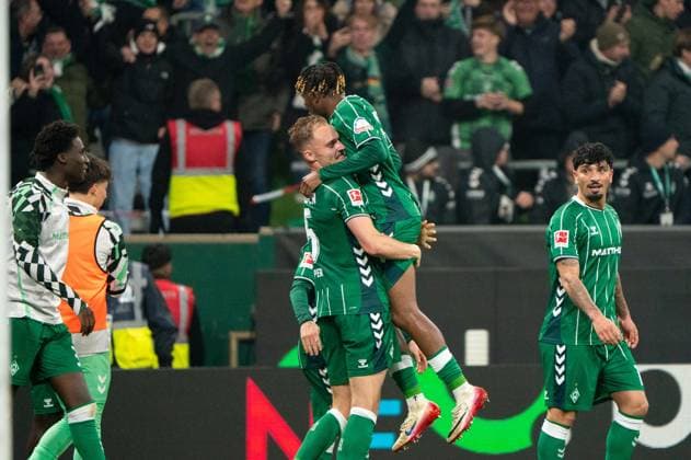 Goal for 2 1 Samuel Mbangula SV Werder Bremen, 07 cheers with the team, Amos Pieper SV Werder Bremen, 05 , GER, SV Werder Bremen vs VfL Wolfsburg, Football, Bundesliga, Matchday 10, Season 2025 2026, 07 11 2025 DFL REGULATES PROHIBIT ANY USE OF PHOTOGRAPHS AS IMAGE SEQUENCES AND OR QUASI VIDEO GER, SV Werder Bremen vs VfL Wolfsburg, Football, Bundesliga, Matchday 10, Season 2025 2026, 07 11 2025 Bremen Copyright: xEibner-Pressefoto MaxxVincenx EP_MVN