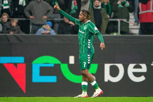 Goal for 1 2 Samuel Mbangula SV Werder Bremen, 07 cheers, GER, SV Werder Bremen vs VfL Wolfsburg, Football, Bundesliga, Matchday 10, Season 2025 2026, 07 11 2025 DFL REGULATES PROHIBIT ANY USE OF PHOTOGRAPHS AS IMAGE SEQUENCES AND OR QUASI VIDEO GER, SV Werder Bremen vs VfL Wolfsburg, Football, Bundesliga, Matchday 10, Season 2025 2026, 07 11 2025 Bremen Copyright: xEibner-Pressefoto MaxxVincenx EP_MVN