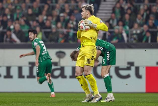 Mio Backhaus goalkeeper, goalkeeper, SV Werder Bremen, 30 on the ball, single image, full body, action, action scene, THE DFL GUIDELINES PROHIBIT ANY USE OF PHOTOGRAPHS AS IMAGE SEQUENCES AND OR QUASI VIDEO DFL REGULATIONS PROHIBIT ANY USE OF PHOTOGRAPHS AS IMAGE SEQUENCES AND OR QUASI VIDEO , 07 11 2025, Bremen Germany , Football, Bundesliga, SV Werder Bremen VfL Wolfsburg xobx