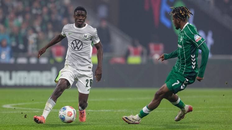 from left Sael Kumbedi VfL Wolfsburg, 26 and Samuel Mbangula SV Werder Bremen, 7 in a duel, dynamic, action, action, game scene, THE DFL GUIDELINES PROHIBIT ANY USE OF PHOTOGRAPHS AS IMAGE SEQUENCES AND OR QUASI VIDEO DFL REGULATIONS PROHIBIT ANY USE OF PHOTOGRAPHS AS IMAGE SEQUENCES AND OR QUASI VIDEO , 07 11 2025, Bremen Germany , Football, Bundesliga, SV Werder Bremen VfL Wolfsburg xobx