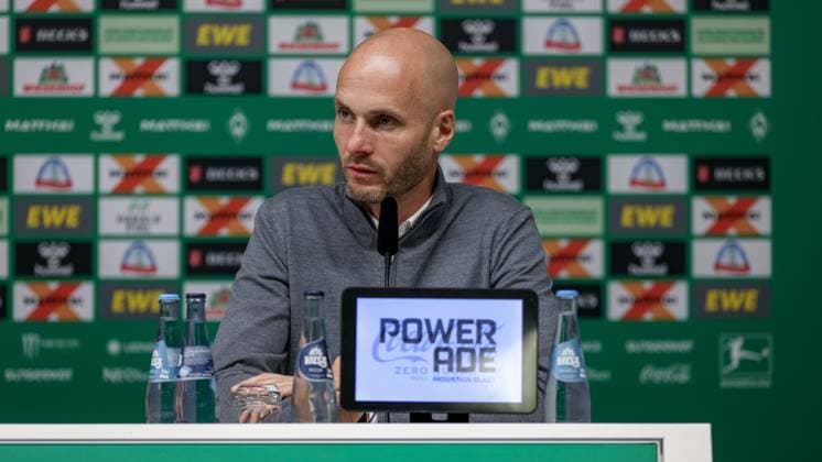 Paul Simonis coach, VfL Wolfsburg during the press conference, portrait, close-up, single photo, single image, THE DFL GUIDELINES PROHIBIT ANY USE OF PHOTOGRAPHS AS IMAGE SEQUENCES AND OR QUASI VIDEO DFL REGULATIONS PROHIBIT ANY USE OF PHOTOGRAPHS AS IMAGE SEQUENCES AND OR QUASI VIDEO , 07 11 2025, Bremen Germany , Football, Bundesliga, SV Werder Bremen VfL Wolfsburg xobx