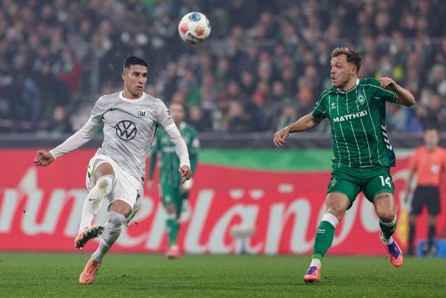 from left Adam Daghim VfL Wolfsburg, 11 and Senne Lynen SV Werder Bremen, 14 in a duel, dynamic, action, action, game scene, THE DFL GUIDELINES PROHIBIT ANY USE OF PHOTOGRAPHS AS IMAGE SEQUENCES AND OR QUASI VIDEO DFL REGULATIONS PROHIBIT ANY USE OF PHOTOGRAPHS AS IMAGE SEQUENCES AND OR QUASI VIDEO , 07 11 2025, Bremen Germany , Football, Bundesliga, SV Werder Bremen VfL Wolfsburg xobx