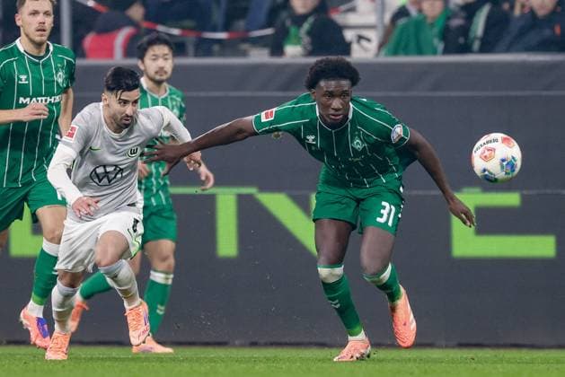from left Mohammed Amoura VfL Wolfsburg, 9 and Karim Coulibaly SV Werder Bremen, 31 in a duel, dynamic, action, action, game scene, THE DFL GUIDELINES PROHIBIT ANY USE OF PHOTOGRAPHS AS IMAGE SEQUENCES AND OR QUASI VIDEO DFL REGULATIONS PROHIBIT ANY USE OF PHOTOGRAPHS AS IMAGE SEQUENCES AND OR QUASI VIDEO , 07 11 2025, Bremen Germany , Football, Bundesliga, SV Werder Bremen VfL Wolfsburg xobx