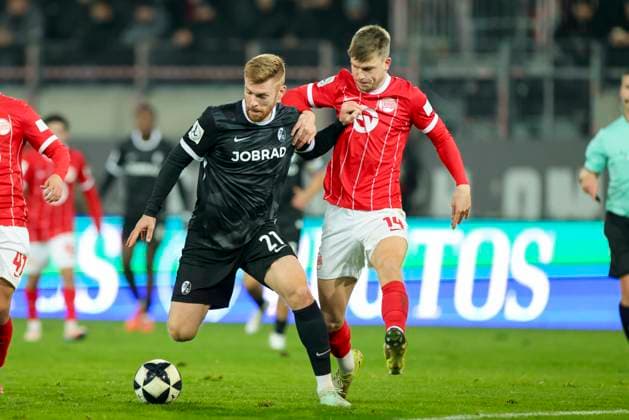 Mathias Fetsch (SC Freiburg II) und Kristjan Arh Cesen (Kickers Offenbach) kaempfen um den Ball, Regionalliga Suedwest, Kickers Offenbach v SC Freiburg II, Stadion am Bieberer Berg am 07. November 2025 in Offenbach, Deutschland. (Foto von Marco Steinbrenner DeFodi Images) Mathias Fetsch (SC Freiburg II) und Kristjan Arh Cesen (Kickers Offenbach) battle for the ball, Regionalliga Suedwest, Kickers Offenbach v SC Freiburg II, Stadion am Bieberer Berg, November 7, 2025 in Offenbach, Germany. (Photo by Marco Steinbrenner DeFodi Images) DFB DFL REGULATIONS PROHIBIT ANY USE OF PHOTOGRAPHS AS IMAGE SEQUENCES AND OR QUASI-VIDEO. Mathias Fetsch SC Freiburg II and Kristjan Arh Cesen Kickers Offenbach battle for the ball, Regionalliga Suedwest, Kickers Offenbach v SC Freiburg II, Stadion am Bieberer Berg, November 7, 2025 in Offenbach, Germany Photo by Marco Steinbrenner DeFodi Images Mathias Fetsch SC Freiburg II and Kristjan Arh Cesen Kickers Offenbach battle for the ball, Regionalliga Suedwest, Kickers Offenbach v SC Freiburg II, Stadion am Bieberer Berg, November 7, 2025 in Offenbach, Germany Photo by Marco Steinbrenner DeFodi Images DFB DFL REGULATIONS PROHIBIT ANY USE OF PHOTOGRAPHS AS IMAGE SEQUENCES AND OR QUASI VIDEO