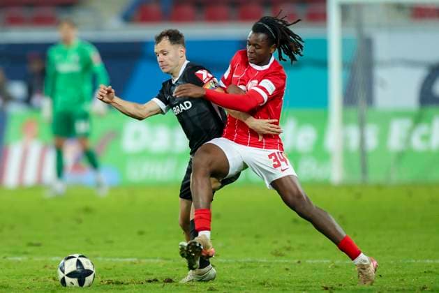 Fabian Ruedlin (SC Freiburg II) und Chernoh Bah (Kickers Offenbach) kaempfen um den Ball, Regionalliga Suedwest, Kickers Offenbach v SC Freiburg II, Stadion am Bieberer Berg am 07. November 2025 in Offenbach, Deutschland. (Foto von Marco Steinbrenner DeFodi Images) Fabian Ruedlin (SC Freiburg II) und Chernoh Bah (Kickers Offenbach) battle for the ball, Regionalliga Suedwest, Kickers Offenbach v SC Freiburg II, Stadion am Bieberer Berg, November 7, 2025 in Offenbach, Germany. (Photo by Marco Steinbrenner DeFodi Images) DFB DFL REGULATIONS PROHIBIT ANY USE OF PHOTOGRAPHS AS IMAGE SEQUENCES AND OR QUASI-VIDEO. Fabian Ruedlin SC Freiburg II and Chernoh Bah Kickers Offenbach battle for the ball, Regionalliga Suedwest, Kickers Offenbach v SC Freiburg II, Stadion am Bieberer Berg, November 7, 2025 in Offenbach, Germany Photo by Marco Steinbrenner DeFodi Images Fabian Ruedlin SC Freiburg II and Chernoh Bah Kickers Offenbach battle for the ball, Regionalliga Suedwest, Kickers Offenbach v SC Freiburg II, Stadion am Bieberer Berg, November 7, 2025 in Offenbach, Germany Photo by Marco Steinbrenner DeFodi Images DFB DFL REGULATIONS PROHIBIT ANY USE OF PHOTOGRAPHS AS IMAGE SEQUENCES AND OR QUASI VIDEO