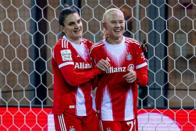 Jovana Damnjanovic (FC Bayern Muenchen Frauen, 09) bejubelt mit Pernille Harder (FC Bayern Muenchen Frauen, 21) deren Tor zum 2:0 GER, FC Bayern Muenchen Frauen vs. 1. FC Union Berlin, Fussball, Google Pixel Frauen-Bundesliga, 10. Spieltag, Saison 2025 2026, 07.11.2025. (DFL DFB REGULATIONS PROHIBIT ANY USE OF PHOTOGRAPHS as IMAGE SEQUENCES and or QUASI-VIDEO). GER, FC Bayern Muenchen Frauen vs. 1. FC Union Berlin, Fussball, Google Pixel Frauen-Bundesliga, 10. Spieltag, Saison 2025 2026, 07.11.2025. Muenchen Copyright: xEibner-Pressefoto HeikexFeinerx EP_HFR