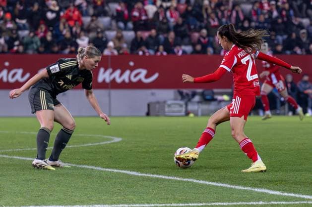 Samantha Steuerwald 1 FC Union Berlin, 19 vs Natalia Padilla Bidas FC Bayern Muenchen Frauen, 23 GER, FC Bayern Muenchen Frauen vs 1 FC Union Berlin, Soccer, Google Pixel Frauen Bundesliga, 10 Matchday, Season 2025 2026, 07 11 2025 DFL DFB REGULATIONS PROHIBIT ANY USE OF PHOTOGRAPHS as IMAGE SEQUENCES and or QUASI VIDEO GER, FC Bayern Muenchen Frauen vs 1 FC Union Berlin, Football, Google Pixel Frauen Bundesliga, 10 Spieltag, Saison 2025 2026, 07 11 2025 Muenchen Copyright: xEibner-Pressefoto HeikexFeinerx EP_HFR
