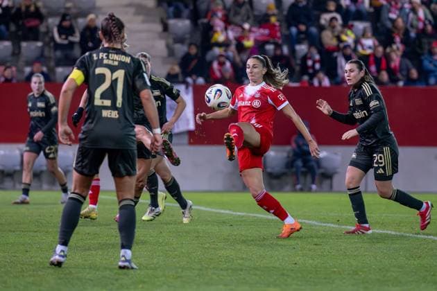 Katharina Naschenweng FC Bayern Muenchen Frauen, 19 GER, FC Bayern Muenchen Frauen vs 1 FC Union Berlin, Football, Google Pixel Frauen Bundesliga, 10 Spieltag, Saison 2025 2026, 07 11 2025 DFL DFB REGULATIONS PROHIBIT ANY USE OF PHOTOGRAPHS as IMAGE SEQUENCES and or QUASI VIDEO GER, FC Bayern Muenchen Frauen vs 1 FC Union Berlin, Football, Google Pixel Frauen Bundesliga, 10 Spieltag, Saison 2025 2026, 07 11 2025 Muenchen Copyright: xEibner-Pressefoto HeikexFeinerx EP_HFR