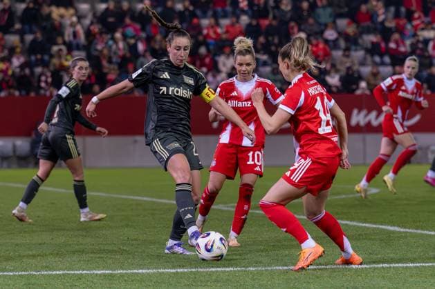 Anna Weiss 1 FC Union Berlin, 21 vs Linda Dallmann FC Bayern Muenchen Frauen, 10 and Katharina Naschenweng FC Bayern Muenchen Frauen, 19 GER, FC Bayern Muenchen Frauen vs 1 FC Union Berlin, Fußball, Google Pixel Frauen Bundesliga, 10 Spieltag, Season 2025 2026, 07 11 2025 DFL DFB REGULATIONS PROHIBIT ANY USE OF PHOTOGRAPHS as IMAGE SEQUENCES and or QUASI VIDEO GER, FC Bayern Muenchen Frauen vs 1 FC Union Berlin, Football, Google Pixel Frauen Bundesliga, 10 Matchday, Season 2025 2026, 07 11 2025 Muenchen Copyright: xEibner-Pressefoto HeikexFeinerx EP_HFR