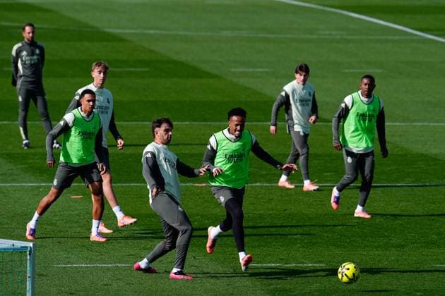 November 8, 2025, Valdebebas, Madrid, Spain: Raul Asencio and Eder Militao during the Real Madrid training session ahead their upcoming Spanish League, LaLiga EA Sports, football match against Rayo Vallecano at Ciudad Deportiva Real Madrid on November 8, 2025, in Valdebebas, Madrid, Spain. Valdebebas Spain - ZUMAa181 20251108_zaa_a181_003 Copyright: xDennisxAgyemanx