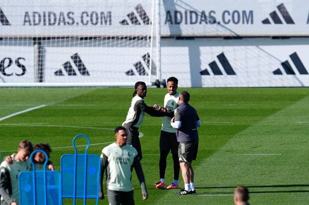 November 8, 2025, Valdebebas, Madrid, Spain: Eder Militao and Eduardo Camavinga during the Real Madrid training session ahead their upcoming Spanish League, LaLiga EA Sports, football match against Rayo Vallecano at Ciudad Deportiva Real Madrid on November 8, 2025, in Valdebebas, Madrid, Spain. Valdebebas Spain - ZUMAa181 20251108_zaa_a181_020 Copyright: xDennisxAgyemanx