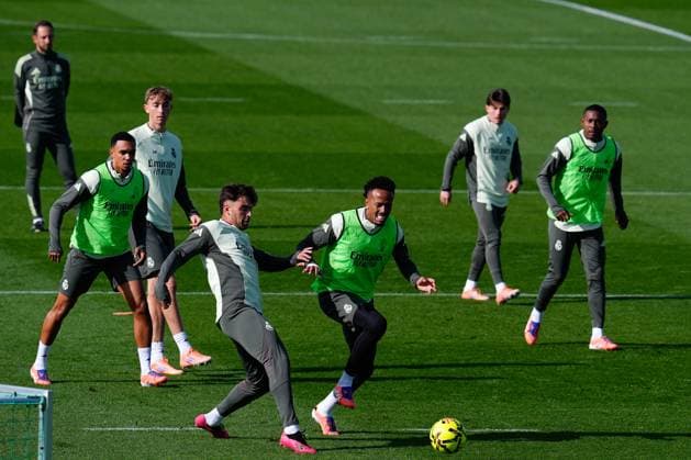 November 8, 2025, Valdebebas, Madrid, Spain: Raul Asencio and Eder Militao during the Real Madrid training session ahead their upcoming Spanish League, LaLiga EA Sports, football match against Rayo Vallecano at Ciudad Deportiva Real Madrid on November 8, 2025, in Valdebebas, Madrid, Spain. Valdebebas Spain - ZUMAa181 20251108_zaa_a181_028 Copyright: xDennisxAgyemanx