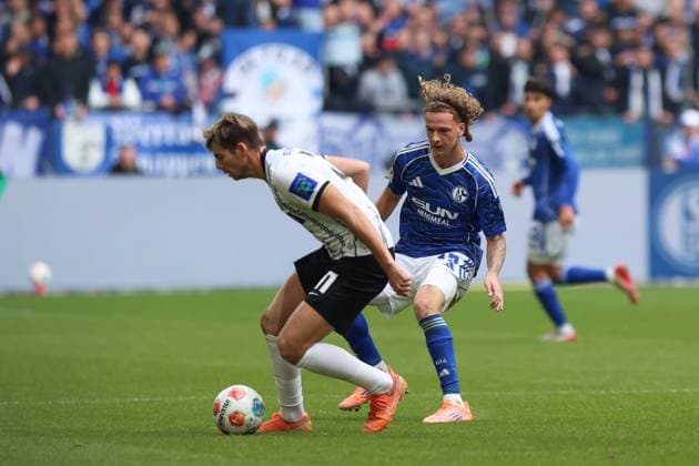 duel between Maximilian Rohr SV Elversberg and Mika Tom Wallentowitz FC Schalke 04 GER, FC Schalke 04 vs SV Elversberg, Football, 2 Liga, Matchday 12, Season 2025 2026, 08 11 2025 DFL REGULATES PROHIBIT ANY USE OF PHOTOGRAPHS AS IMAGE SEQUENCES AND OR QUASI VIDEO GER, FC Schalke 04 vs SV Elversberg, Football, 2 Liga, Matchday 12, Season 2025 2026, 08 11 2025 Gelsenkirchen Copyright: xEibner-Pressefoto FrankxZeisingx EP_FZG