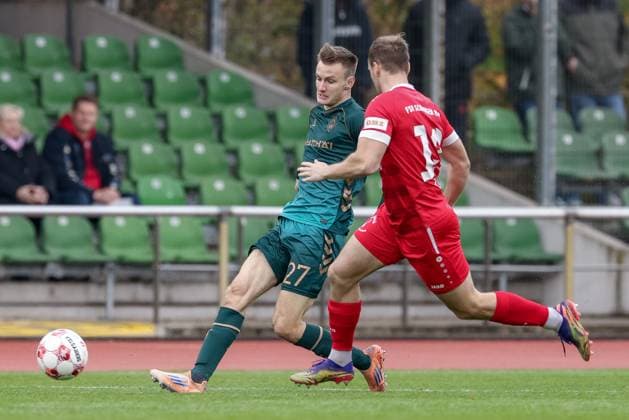 from left Jannes Warnken SV Werder Bremen II, 28 and Max Klump FSV Schöningen, 13 in duel, duel, dynamics, action, action, match scene, 08 11 2025, Bremen Germany , Football, Regionalliga Nord, SV Werder Bremen II FSV Schöningen xobx