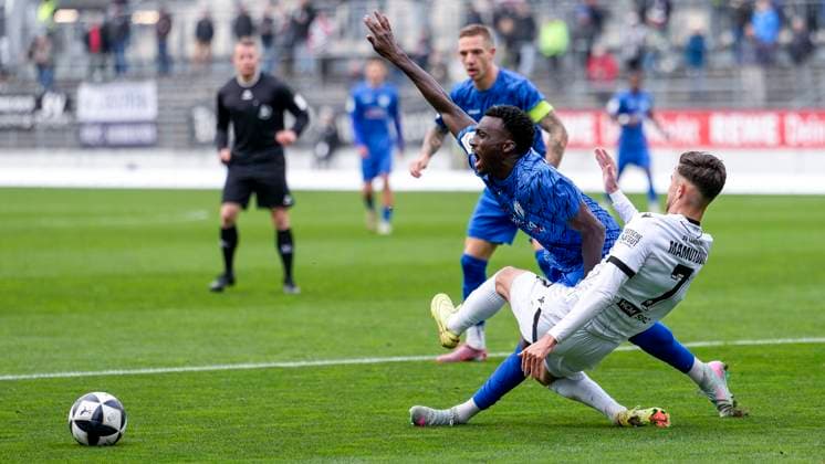 v li Abou Dramane Ballo SGV, 27 , David Mamutovic SVS, 7 , duel, duel, tackle, tackling, dynamics, action, action, 08 11 2025, Sandhausen Germany , Football, Regionalliga Südwest, SV Sandhausen SGV Freiberg xozx