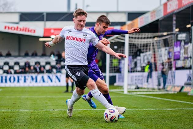 v l Dennis Waidner SC Verl, 08 , Jannic Ehlers FC Erzgebirge Aue, 24 in duel GER, SC Verl vs FC Erzgebirge Aue, Football, 3 Liga, Matchday 14, Season 2025 2026, 08 11 2025 DFL Regulations prohibit any use of photographers as image sequences and or quasi video GER, SC Verl vs FC Erzgebirge Aue, Football, 3 Liga, Matchday 14, Season 2025 2026, 08 11 2025 Verl Copyright: xEibner-Pressefoto JanxRollingerx EP_JSK