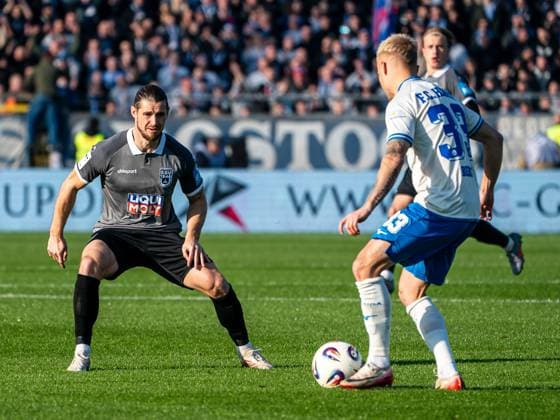 Dennis Chessa SSV Ulm 1846, 11 in duel with Viktor Bergh FC Hansa Rostock, 33 , GER, SSV Ulm 1846 vs FC Hansa Rostock, Football, DFB Pokal, 1 round, Season 2025 2026, 08 11 2025, DFB DFL regulations prohibit any use of photographs as image sequences and or quasi video GER, SSV Ulm 1846 vs FC Hansa Rostock, Football, DFB Pokal, Season 2025 2026, 08 11 2025 Ulm Copyright: xMichaelxSchmidt Eibner-Pressefotx EP_MST