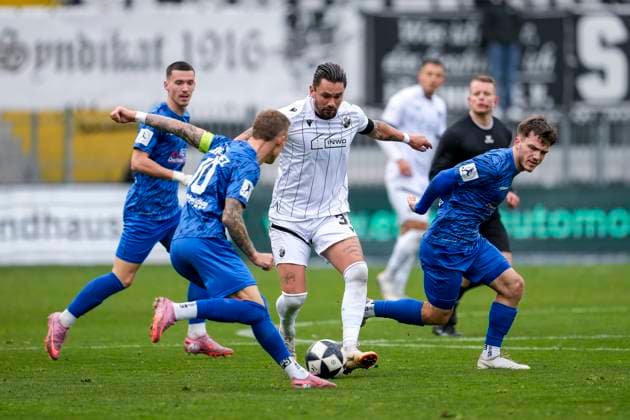 v li Marco Kehl Gomez SGV, 10 , Pascal Testroet SVS, 37 , Lukas Laupheimer SGV, 6 , duel, duel, tackle, tackling, dynamics, action, action, 08 11 2025, Sandhausen Germany , Football, Regionalliga Südwest, SV Sandhausen SGV Freiberg xozx