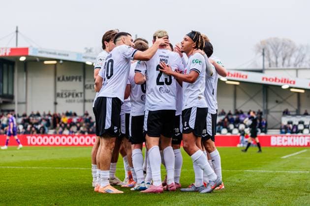 The SC Verl team cheers after Alessio Besio SC Verl, 23 GER, SC Verl vs FC Erzgebirge Aue, Football, 3 Liga, Matchday 14, Season 2025 2026, 08 11 2025 DFL Regulations prohibit any use of photographers as image sequences and or quasi video GER, SC Verl vs FC Erzgebirge Aue, Football, 3 Liga, Matchday 14, Season 2025 2026, 08 11 2025 Verl Copyright: xEibner-Pressefoto JanxRollingerx EP_JSK