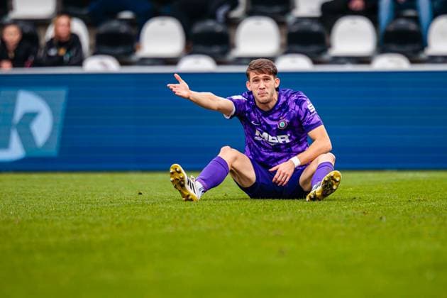 Pascal Fallmann FC Erzgebirge Aue, 17 aergert sich regt sich auf GER, SC Verl vs FC Erzgebirge Aue, Fußball, 3 Liga, 14 Spieltag, Spielzeit 2025 2026, 08 11 2025 DFL Regulations prohibit any use of photographers as image sequences and or quasi video GER, SC Verl vs FC Erzgebirge Aue, Fußball, 3 Liga, 14 Spieltag, Spielzeit 2025 2026, 08 11 2025 Verl Copyright: xEibner-Pressefoto JanxRollingerx EP_JSK