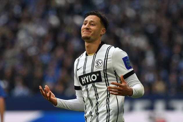 Younes Ebnoutalib (SV 07 Elversberg) gestikuliert, gestik waehrend des Spiels der 2. Bundesliga zwischen FC Schalke 04 und SV Elversberg, Veltins-Arena am 08. November 2025 in Gelsenkirchen, Deutschland. (Foto von Ralf Treese DeFodi Images) +++ Younes Ebnoutalib (SV 07 Elversberg) gestures during the 2. Bundesliga match between FC Schalke 04 and SV Elversberg at Veltins-Arena on November 8, 2025 in Gelsenkirchen, Germany. (Photo by Ralf Treese DeFodi Images) (Photo by Ralf Treese DeFodi Images) Younes Ebnoutalib SV 07 Elversberg gestures during the 2 Bundesliga match between FC Schalke 04 and SV Elversberg at Veltins Arena on November 8, 2025 in Gelsenkirchen, Germany, Germany Photo by Ralf Treese DeFodi Images Younes Ebnoutalib SV 07 Elversberg gestures during the 2 Bundesliga match between FC Schalke 04 and SV Elversberg at Veltins Arena on November 8, 2025 in Gelsenkirchen, Germany Photo by Ralf Treese DeFodi Images Photo by Ralf Treese DeFodi Images