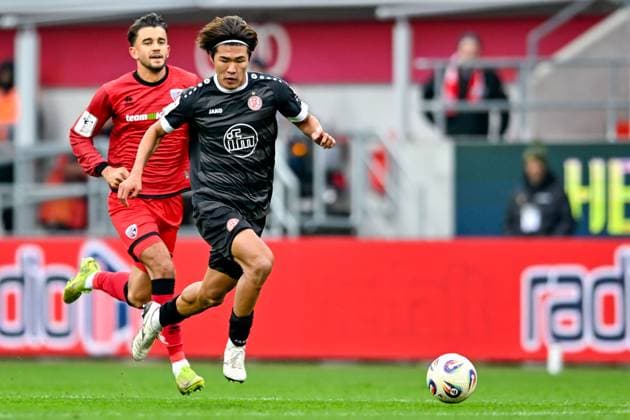 v li Fredrik Carlsen FC Ingolstadt, 8 Kaito Mizuta Essen, 24 in duel, duel, tackle, dynamic, action, action, 08 11 2025, Ingolstadt Germany , Football, 3 Liga, FC Ingolstadt 04 Rot Weiss Essen, DFB DFL REGULATIONS PROHIBIT ANY USE OF PHOTOGRAPHS AS IMAGE SEQUENCES AND OR QUASI VIDEO xslx