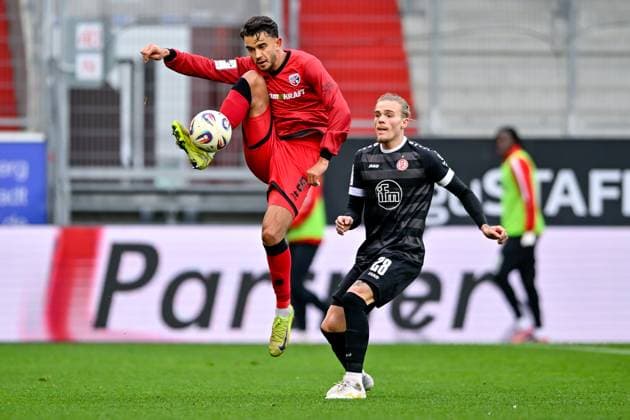 v li Fredrik Carlsen FC Ingolstadt, 8 on the ball, Tom Ludovic Jean Baptiste Moustier Essen, 28 , duel, duel, tackle, dynamic, action, action, 08 11 2025, Ingolstadt Germany , Football, 3 Liga, FC Ingolstadt 04 Rot Weiss Essen, DFB DFL REGULATIONS PROHIBIT ANY USE OF PHOTOGRAPHS AS IMAGE SEQUENCES AND OR QUASI VIDEO xslx