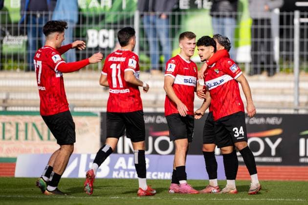 Halim Eroglu, TSG Balingen, 34 to score the 1 0 goal for Balingen, Freude Emotion TSG Balingen vs TSV Schott Mainz, Football, Regionalliga Suedwest, Matchday 16, Season 2025 2026, 08 11 2025, Eibner Pressefoto Andreas Ulmer TSG Balingen vs TSV Schott Mainz, Football, Regionalliga Suedwest, Matchday 16, Season 2025 2026, 08 11 2025, Balingen Copyright: xEibner-Pressefoto AndreasxUlmerx EP_AUR