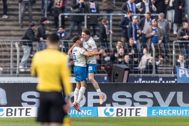 Football, Season 2025 2026, 3 Liga, Donaustadion Ulm, Matchday 14, SSV Ulm 1846 Football FC Hansa Rostock, 08 11 2025 08 11 2025, Football, Season 2025 2026, 3 Liga, Donaustadion Ulm, Matchday 14, SSV Ulm 1846 Football FC Hansa Rostock, Goal celebration joy after goal Goal shot to 0 4 by 20 Ryan Naderi FC Hansa Rostock f l 5 Marco Schuster FC Hansa Rostock , 20 Ryan Naderi FC Hansa Rostock Photo Lucca Fundel Ulm Donaustadion Baden Württemberg Germany