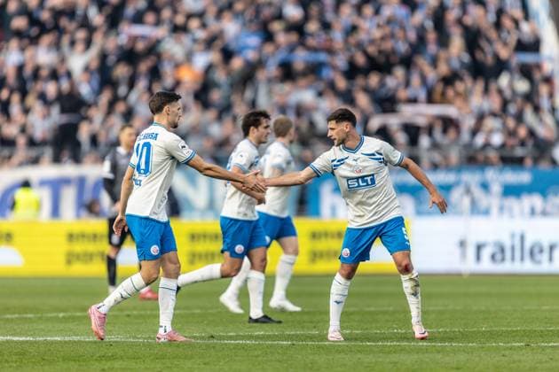 Football, Season 2025 2026, 3 Liga, Donaustadion Ulm, 14 Matchday, SSV Ulm 1846 Football FC Hansa Rostock, 08 11 2025 08 11 2025, Football, Season 2025 2026, 3 Liga, Donaustadion Ulm, 14 Matchday, SSV Ulm 1846 Football FC Hansa Rostock, high-five v l 20 Ryan Naderi FC Hansa Rostock , 5 Marco Schuster FC Hansa Rostock Photo Lucca Fundel Ulm Donaustadion Baden Württemberg Germany