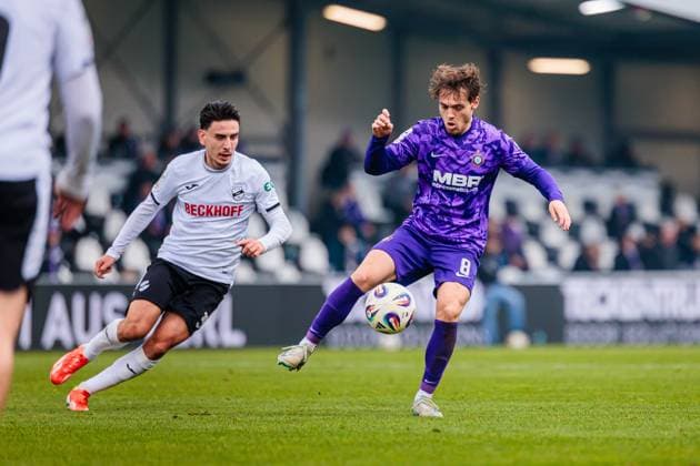 v l Timur Gayret SC Verl, 30 , Mika Clausen FC Erzgebirge Aue, 08 in duel GER, SC Verl vs FC Erzgebirge Aue, Football, 3 Liga, Matchday 14, Season 2025 2026, 08 11 2025 DFL Regulations prohibit any use of photographers as image sequences and or quasi video GER, SC Verl vs FC Erzgebirge Aue, Football, 3 Liga, Matchday 14, Season 2025 2026, 08 11 2025 Verl Copyright: xEibner-Pressefoto JanxRollingerx EP_JSK