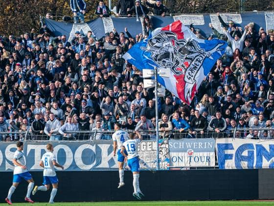 The FC Hansa Rostock team cheers after a goal, GER, SSV Ulm 1846 vs FC Hansa Rostock, Football, 3 Liga, Season 2025 2026, 08 11 2025, DFB DFL regulations prohibit any use of photographs as image sequences and or quasi video GER, SSV Ulm 1846 vs FC Hansa Rostock, Football, 3 Liga, Season 2025 2026, 08 11 2025 Ulm Copyright: xMichaelxSchmidt Eibner-Pressefotx EP_MST