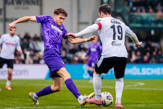 v l Pascal Fallmann FC Erzgebirge Aue, 17 , Niko Kijewski SC Verl, 19 in duel GER, SC Verl vs FC Erzgebirge Aue, Football, 3 Liga, Matchday 14, Season 2025 2026, 08 11 2025 DFL Regulations prohibit any use of photographers as image sequences and or quasi video GER, SC Verl vs FC Erzgebirge Aue, Football, 3 Liga, Matchday 14, Season 2025 2026, 08 11 2025 Verl Copyright: xEibner-Pressefoto JanxRollingerx EP_JSK