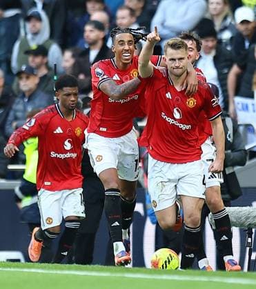Matthijs de Ligt of Manchester United, ManU celebrates scoring his sides second goal with team-mates Tottenham Hotspur v Manchester United, Premier League, Football, Tottenham Hotspur Stadium, London, UK - 08 Nov 2025London Tottenham Hotspur Stadium United Kingdom EDITORIAL USE ONLY No use with unauthorised audio, video, data, fixture lists, club league logos or live services. Online in-match use limited to 120 images, no video emulation. No use in betting, games or single club league player publications. Copyright: xMichaelxZemanek Shutterstockx 15701605bp