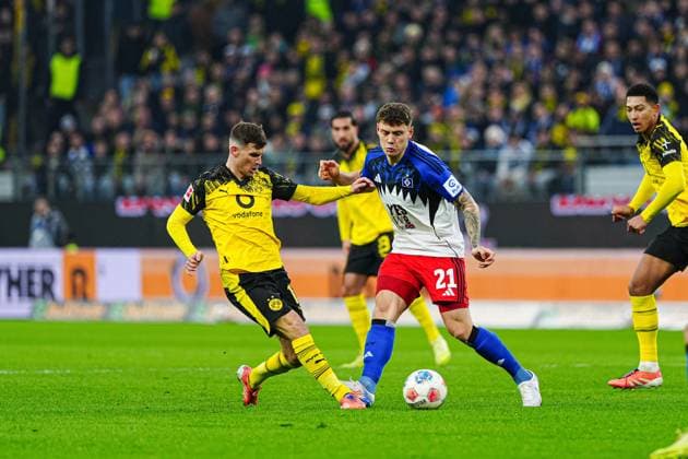 Pascal Gross Borussia Dortmund, 13 , Nicolai Remberg Hamburger SV, 21 GER, Hamburger SV vs Borussia Dortmund, Football, 1 Bundesliga, Matchday 10, Season 2025 2026, 08 11 2025 DFL REGULATIONS PROHIBIT ANY USE OF PHOTOGRAPHS AS IMAGE SEQUENCES AND OR QUASI VIDEO GER, Hamburger SV vs Borussia Dortmund, Football, 1 Bundesliga, Matchday 10, Season 2025 2026, 08 11 2025 Hamburg Copyright: xEibner-Pressefoto MarcelxvonxFehrnx EP_MFN