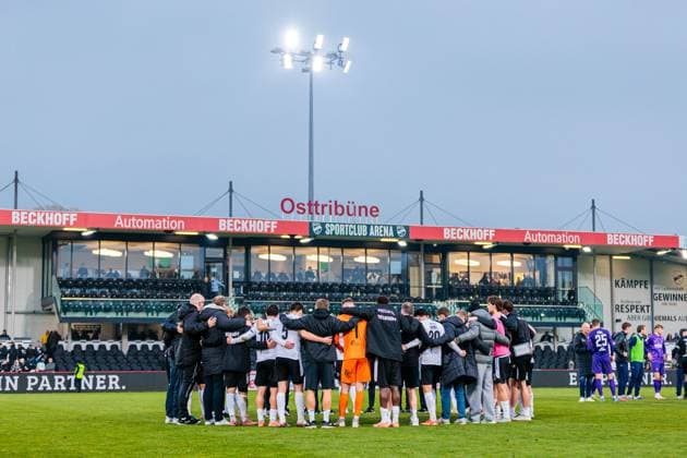 The team of SC Verl is disappointed sad after 1 1 draw GER, SC Verl vs FC Erzgebirge Aue, Football, 3 Liga, Matchday 14, Season 2025 2026, 08 11 2025 DFL Regulations prohibit any use of photographers as image sequences and or quasi video GER, SC Verl vs FC Erzgebirge Aue, Football, 3 Liga, Matchday 14, Season 2025 2026, 08 11 2025 Verl Copyright: xEibner-Pressefoto JanxRollingerx EP_JSK