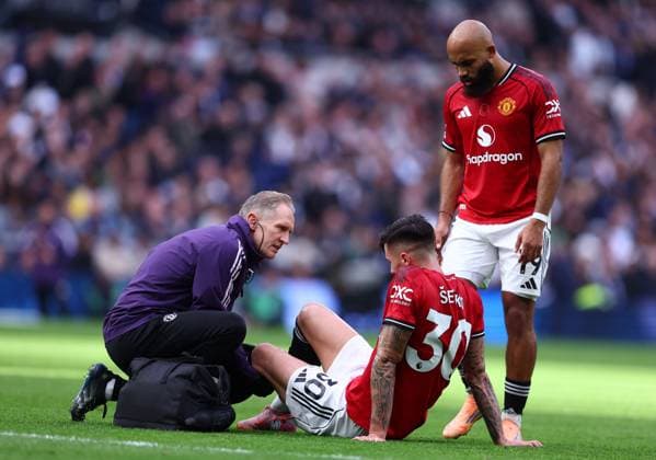 London, England, 8th November 2025. Benjamin Sesko of Manchester United, ManU sits on the floor and receives medical attention after picking up an injury before leaving the pitch during the Tottenham Hotspur vs Manchester United Premier League match at the Tottenham Hotspur Stadium, London. Picture credit should read: Paul Terry Sportimage EDITORIAL USE ONLY. No use with unauthorised audio, video, data, fixture lists, club league logos or live services. Online in-match use limited to 120 images, no video emulation. No use in betting, games or single club league player publications. SPI_047_PT_Tottenaham_Man_Utd SPI-4271-0047