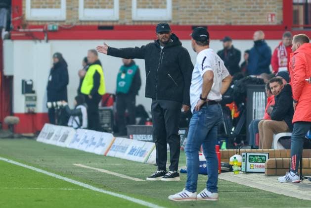 Vincent Kompany FC Bayern Muenchen, Head Coach gestures, with Steffen Baumgart 1 FC Union Berlin, Head Coach , GER, 1 FC Union Berlin vs FC Bayern Muenchen, Football, Bundesliga, Matchday 10, Season 2025 2026, 08 11 2025, DFL DFB REGULATES PROHIBIT ANY USE OF PHOTOGRAPHS as IMAGE SEQUENCES and or QUASI VIDEO, GER, 1 FC Union Berlin vs FC Bayern Muenchen, Football, Bundesliga, Matchday 10, Season 2025 2026, 08 11 2025 Berlin Copyright: xEibner-Pressefoto JennixMaulx EP_JML