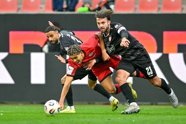v li Ramien Safi D Haese, Essen, 7 Yann Sturm FC Ingolstadt, 7 Jose Enrique Rios Alonso Essen, 23 in duel, duel, tackle, dynamics, action, action, 08 11 2025, Ingolstadt Germany , Football, 3 Liga, FC Ingolstadt 04 Rot Weiss Essen, DFB DFL REGULATIONS PROHIBIT ANY USE OF PHOTOGRAPHS AS IMAGE SEQUENCES AND OR QUASI VIDEO xslx