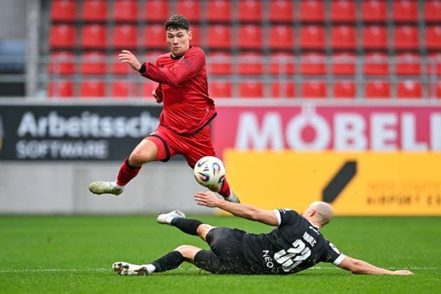 v li Mads Borchers FC Ingolstadt, 9 Tobias Kraulich Essen, 33 in duel, duel, tackle, dynamic, action, action, 08 11 2025, Ingolstadt Germany , Football, 3 Liga, FC Ingolstadt 04 Rot Weiss Essen, DFB DFL REGULATIONS PROHIBIT ANY USE OF PHOTOGRAPHS AS IMAGE SEQUENCES AND OR QUASI VIDEO xslx