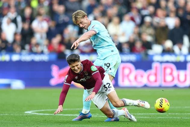Freddie Potts of West Ham United tackled by Zian Flemming of Burnley West Ham United v Burnley, Premier League, Football, London Stadium, London, UK - 08 Nov 2025London London Stadium United Kingdom EDITORIAL USE ONLY No use with unauthorised audio, video, data, fixture lists, club league logos or live services. Online in-match use limited to 120 images, no video emulation. No use in betting, games or single club league player publications. Copyright: xSimonxDael Shutterstockx 15701686ad