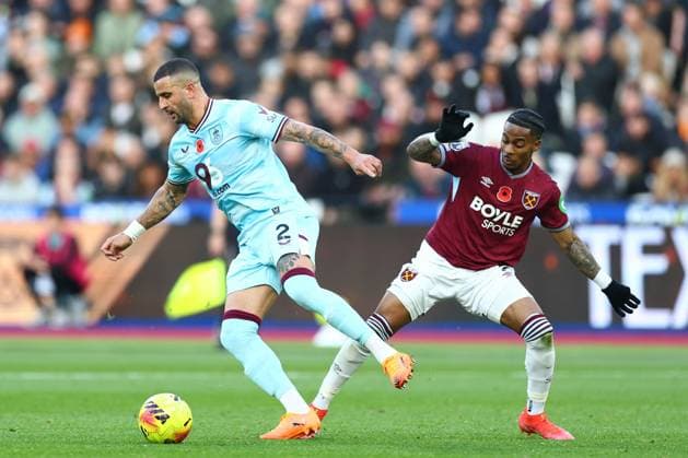 Kyle Walker of Burnley under pressure from Crysencio Summerville of West Ham United West Ham United v Burnley, Premier League, Football, London Stadium, London, UK - 08 Nov 2025London London Stadium United Kingdom EDITORIAL USE ONLY No use with unauthorised audio, video, data, fixture lists, club league logos or live services. Online in-match use limited to 120 images, no video emulation. No use in betting, games or single club league player publications. Copyright: xSimonxDael Shutterstockx 15701686aa