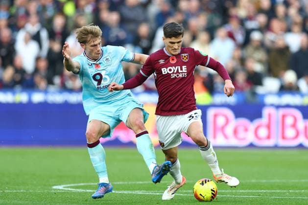 Freddie Potts of West Ham United under pressure from Zian Flemming of Burnley West Ham United v Burnley, Premier League, Football, London Stadium, London, UK - 08 Nov 2025London London Stadium United Kingdom EDITORIAL USE ONLY No use with unauthorised audio, video, data, fixture lists, club league logos or live services. Online in-match use limited to 120 images, no video emulation. No use in betting, games or single club league player publications. Copyright: xSimonxDael Shutterstockx 15701686ab