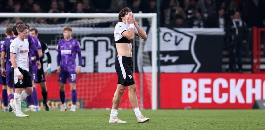Verl, 08 11 2025, Sportclub Arena, Soccer, 3 Liga, Matchday 14, SC Verl vs FC Erzgebirge Aue 1 1 1 0 , In the picture Verl after the match Fynn Otto 34, Verl , Only for journalistic purposes Only for editorial use , DFB DFL regulations prohibit any use of photographs as image sequences and or quasi video , Picture Point